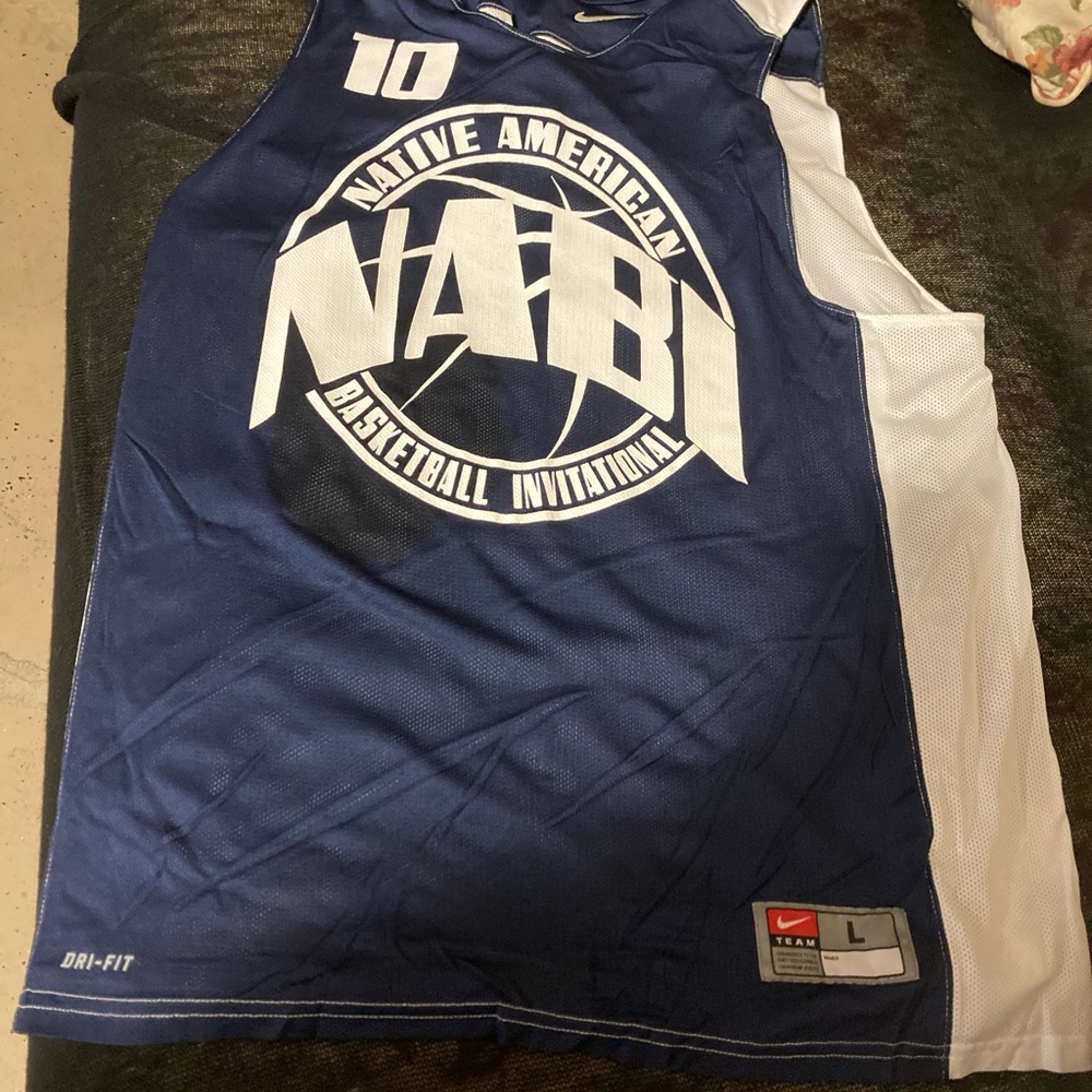 Men’s reversible Basketball tee.